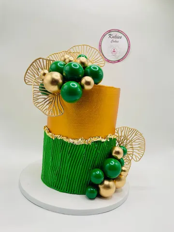 Emerald green and gold ombre cake with gold wire fan florals